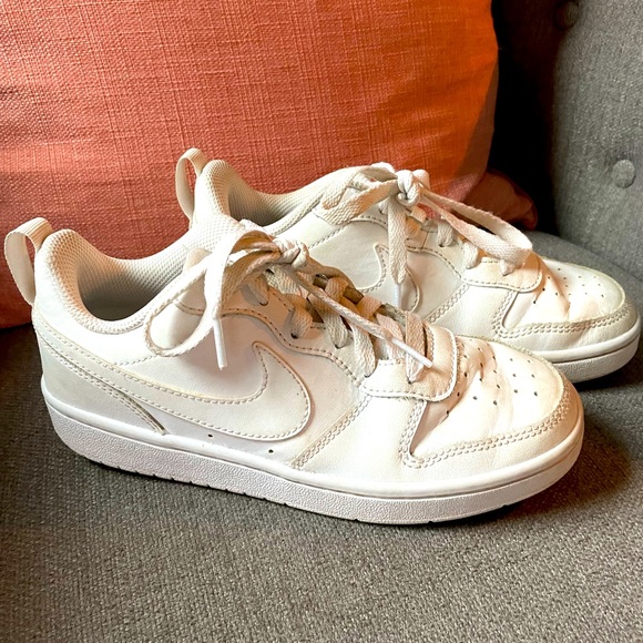 Nike Kids white sneaker, lightly worn size 3.5. - Picture 1 of 3